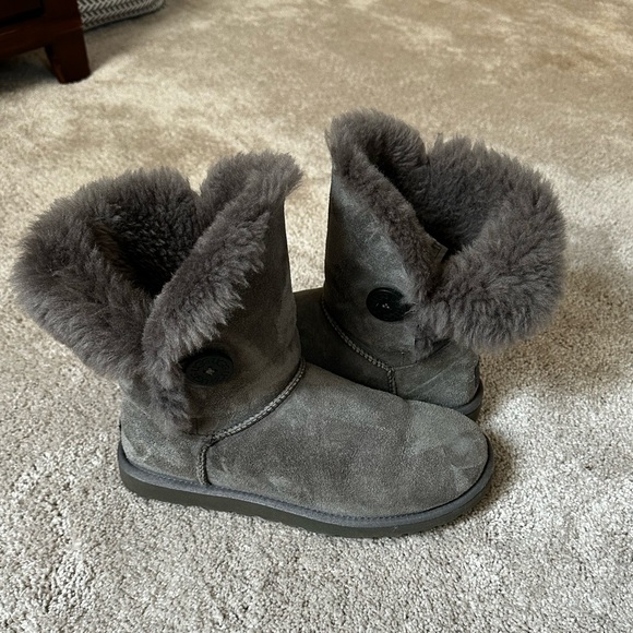 UGG Classic Short Boots with buttons - Picture 3 of 5